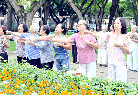 Người cao tuổi nên tập thể dục đều đặn, dưỡng sinh, đi bách bộ.